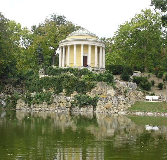 Leopoldinentempel im Esterhazy Schlosspark Eisenstadt